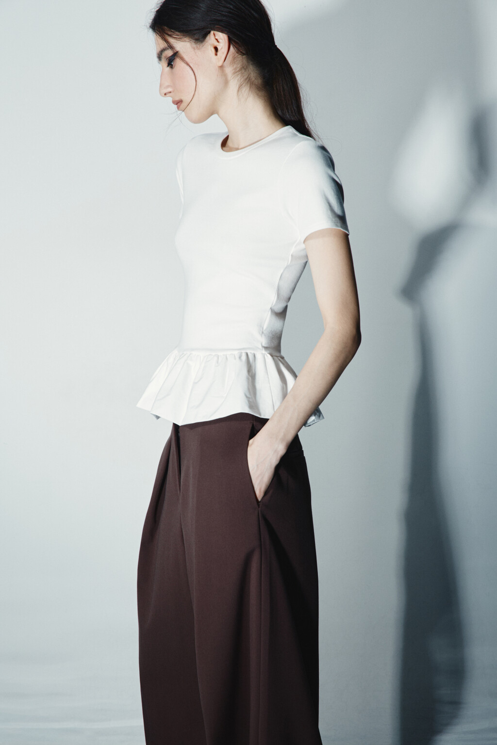 Футболка облегающая с баской - цвет белый - 1