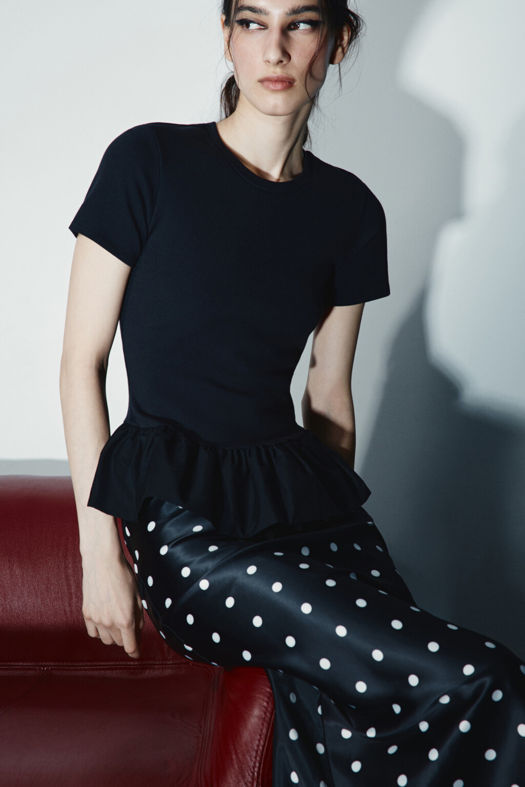 Футболка облегающая с баской - цвет черный - 1