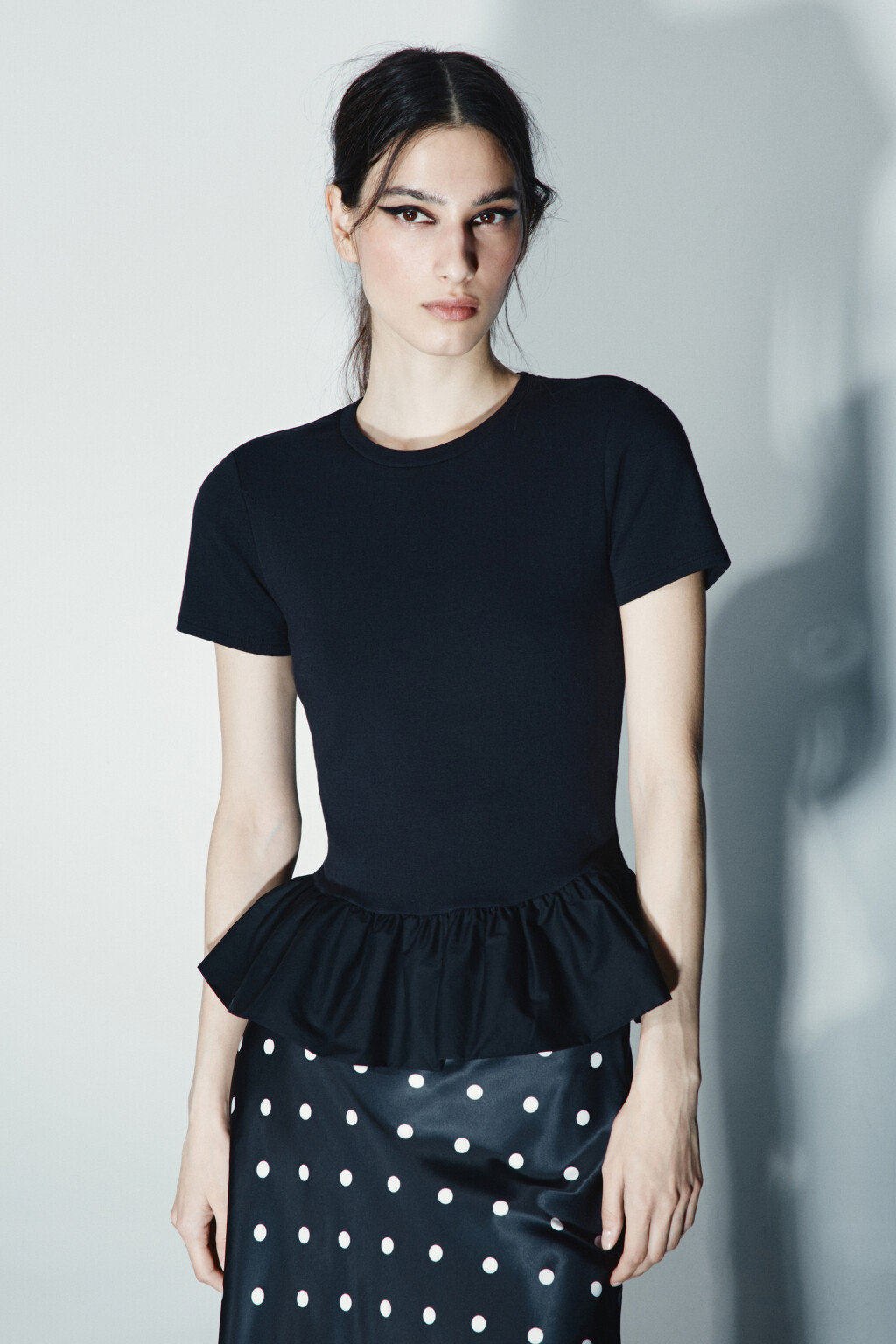 Футболка облегающая с баской - цвет черный - 2