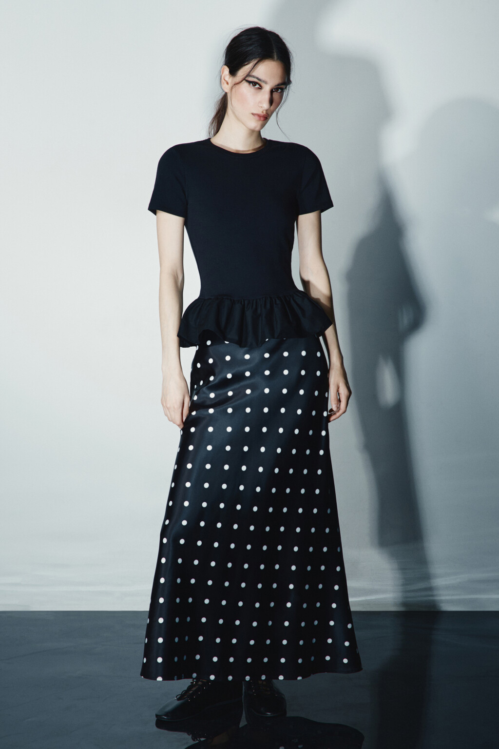 Футболка облегающая с баской - цвет черный - 4