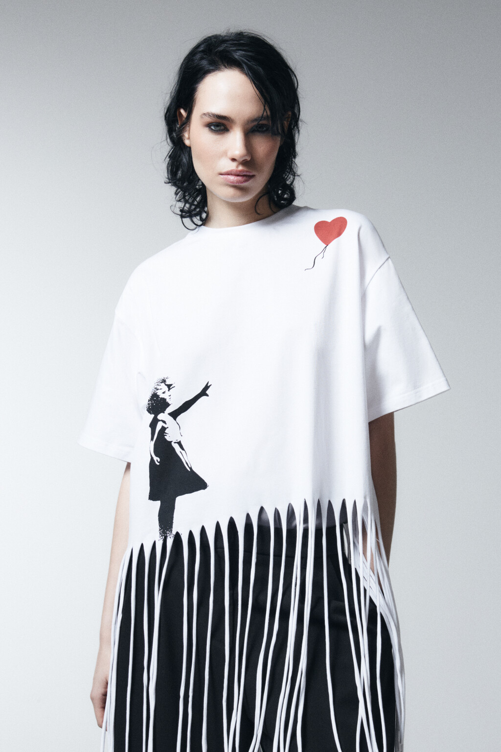 Футболка хлопковая oversize с принтом и бахромой - цвет белый - 2