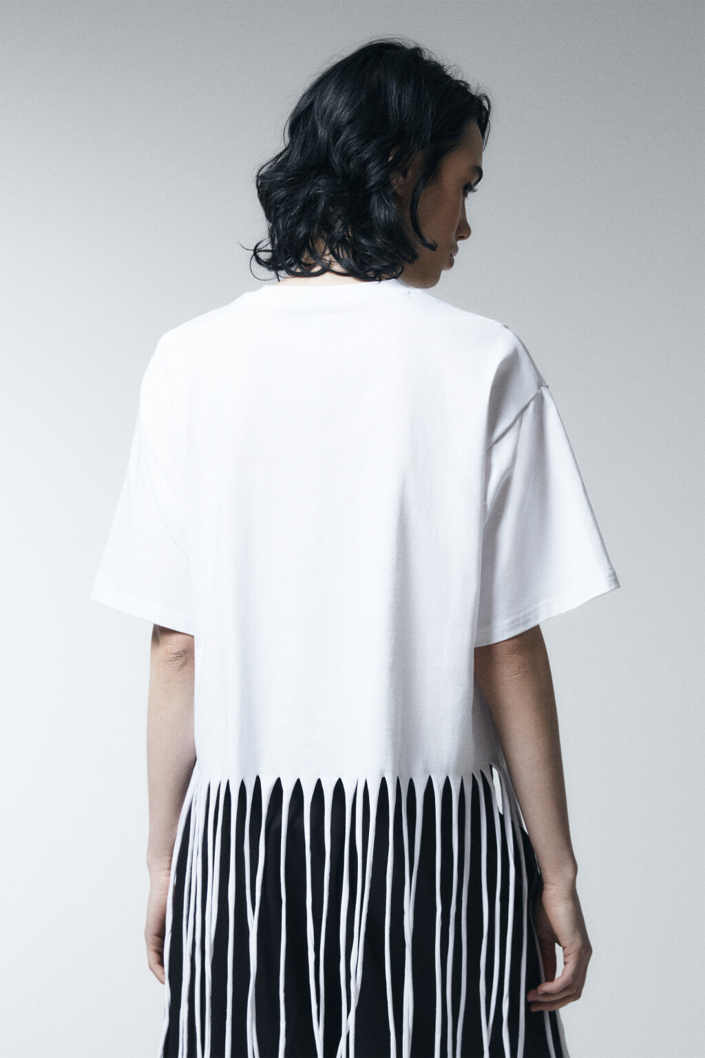 Футболка хлопковая oversize с принтом и бахромой - цвет белый - 3