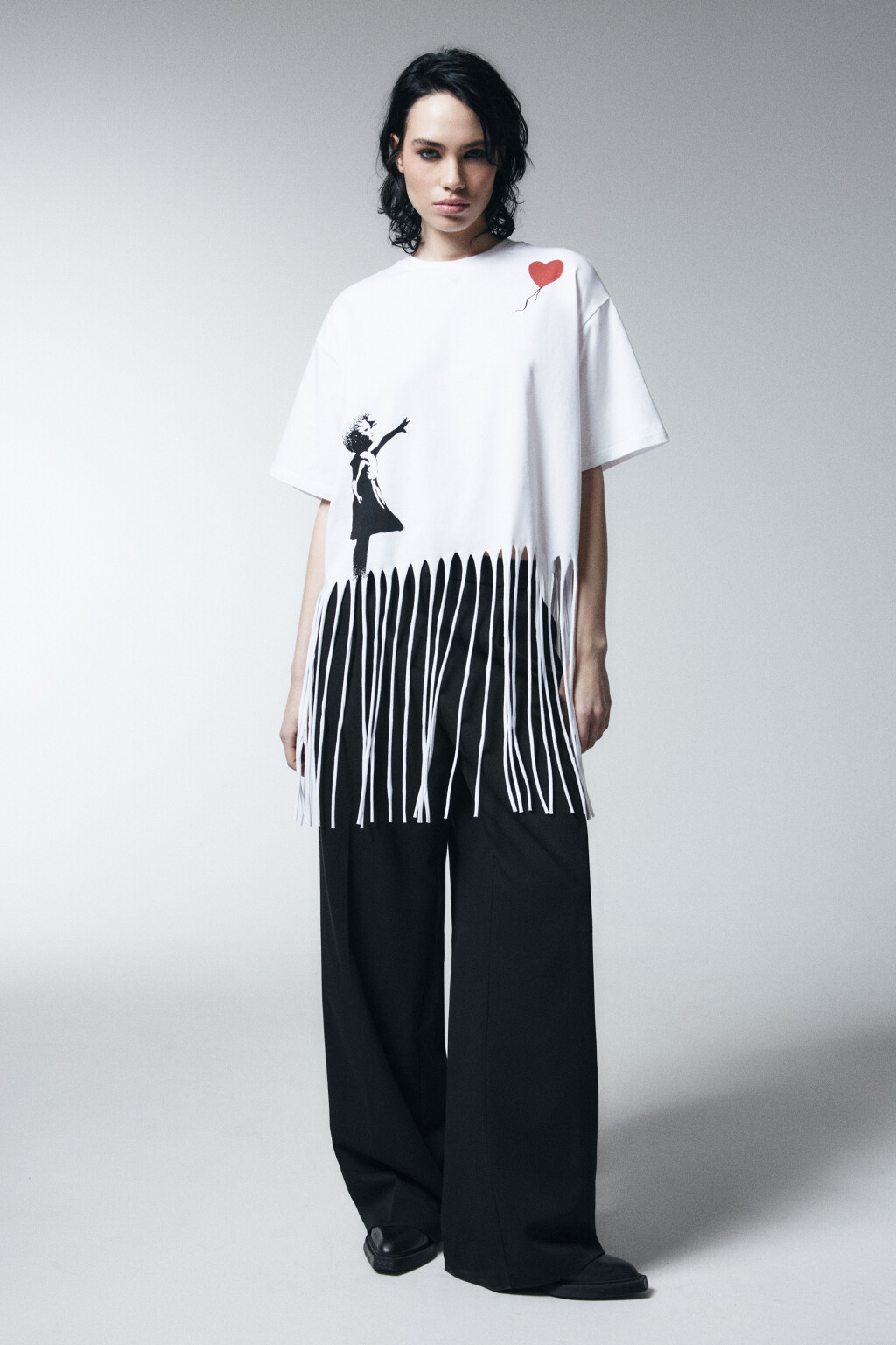 Футболка хлопковая oversize с принтом и бахромой - цвет белый - 4