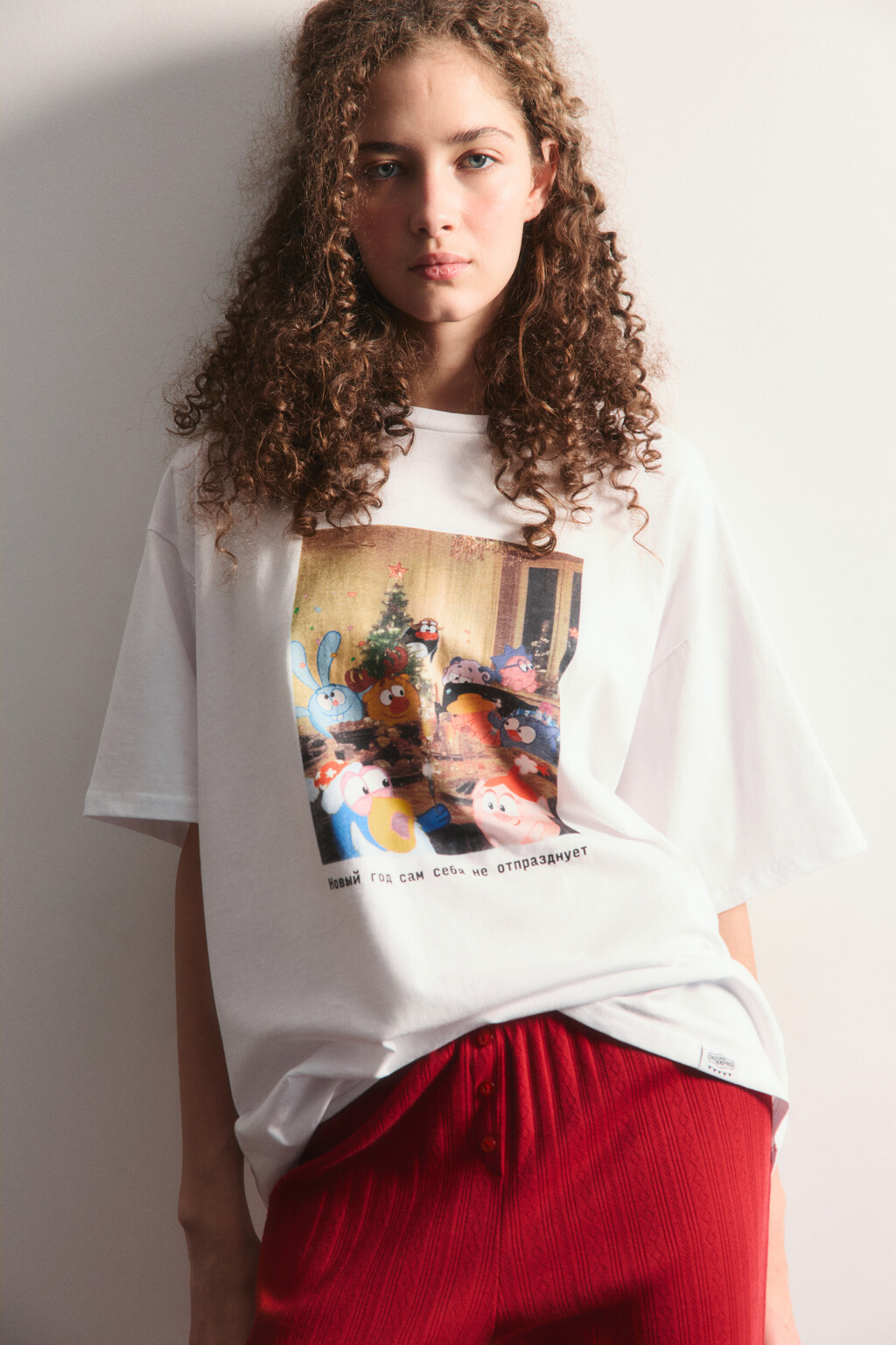 Футболка хлопковая oversize с новогодним принтом - цвет белый - 1