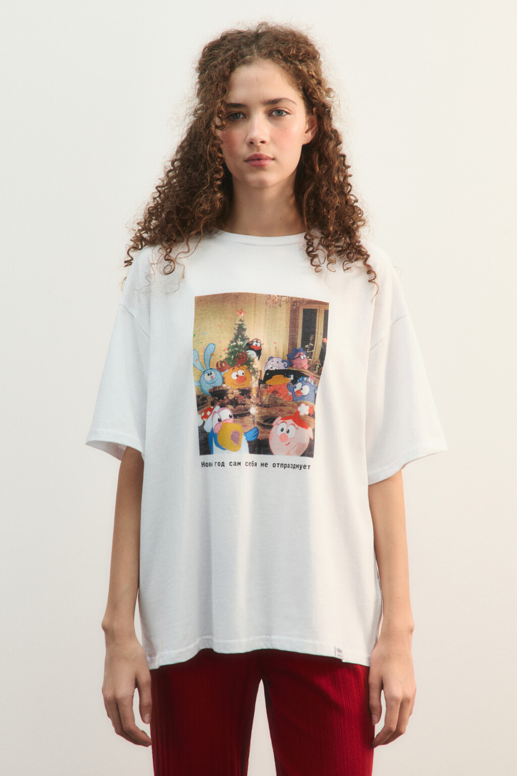 Футболка хлопковая oversize с новогодним принтом - цвет белый - 2