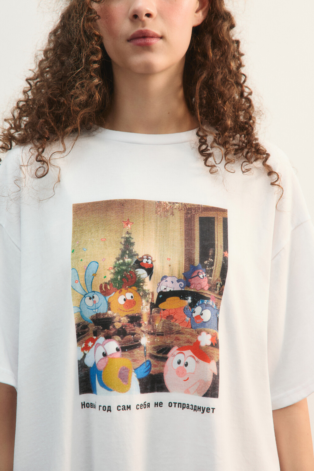 Футболка хлопковая oversize с новогодним принтом - цвет белый - 5
