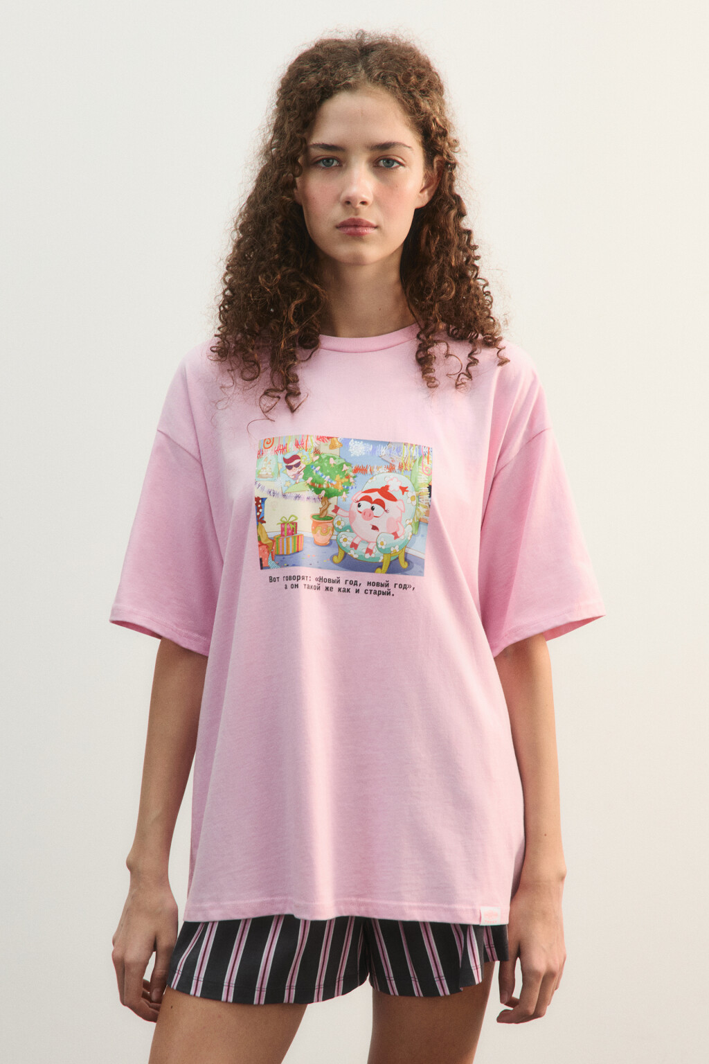 Футболка хлопковая oversize с новогодним принтом - цвет розовый - 3