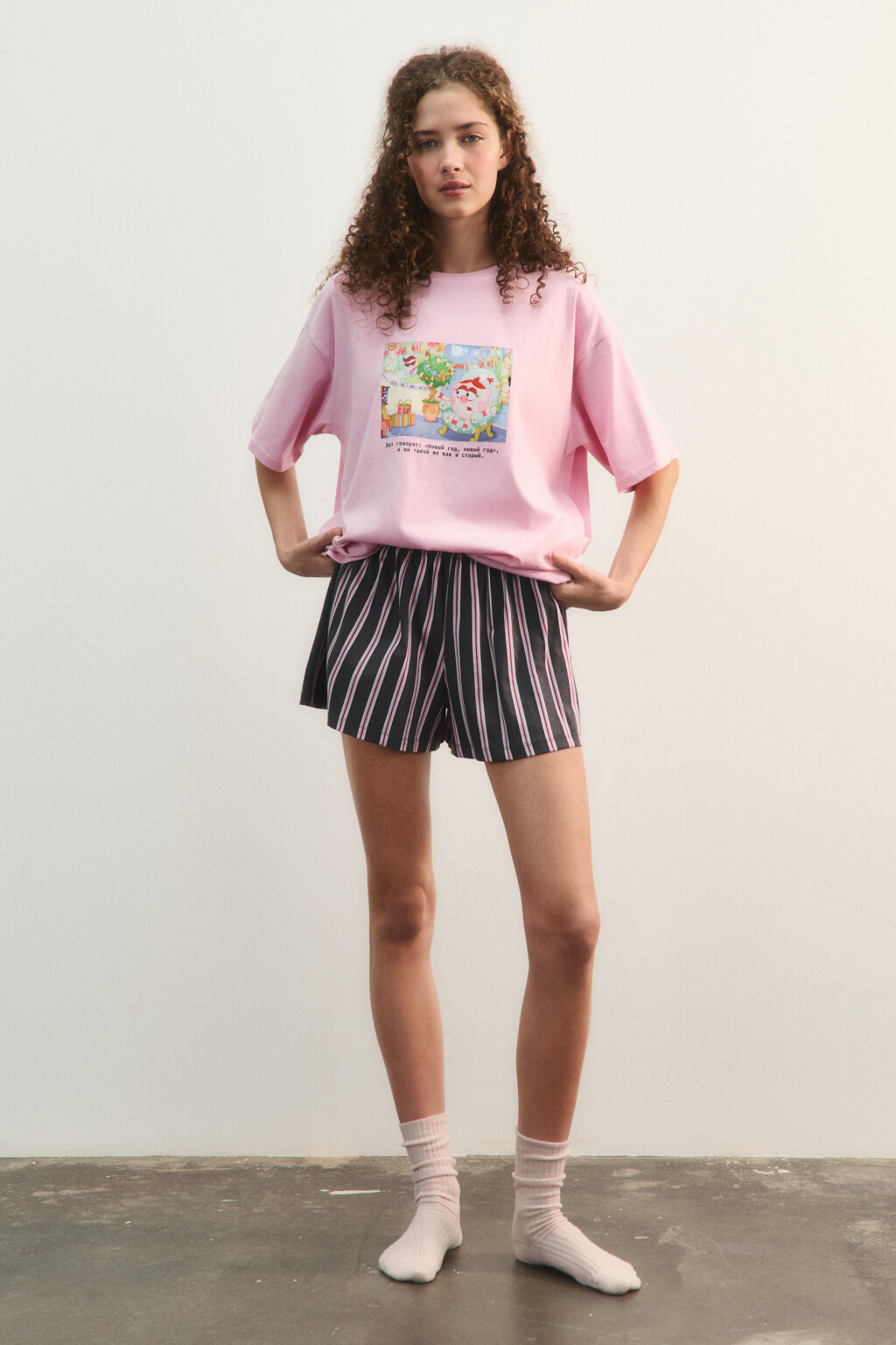 Футболка хлопковая oversize с новогодним принтом - цвет розовый - 5