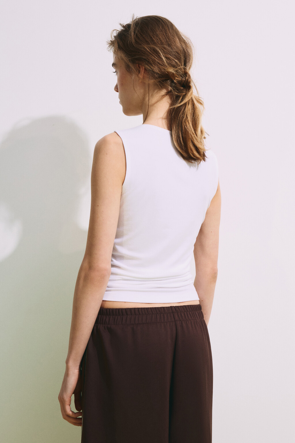 Майка облегающая с драпировками - цвет белый - 3