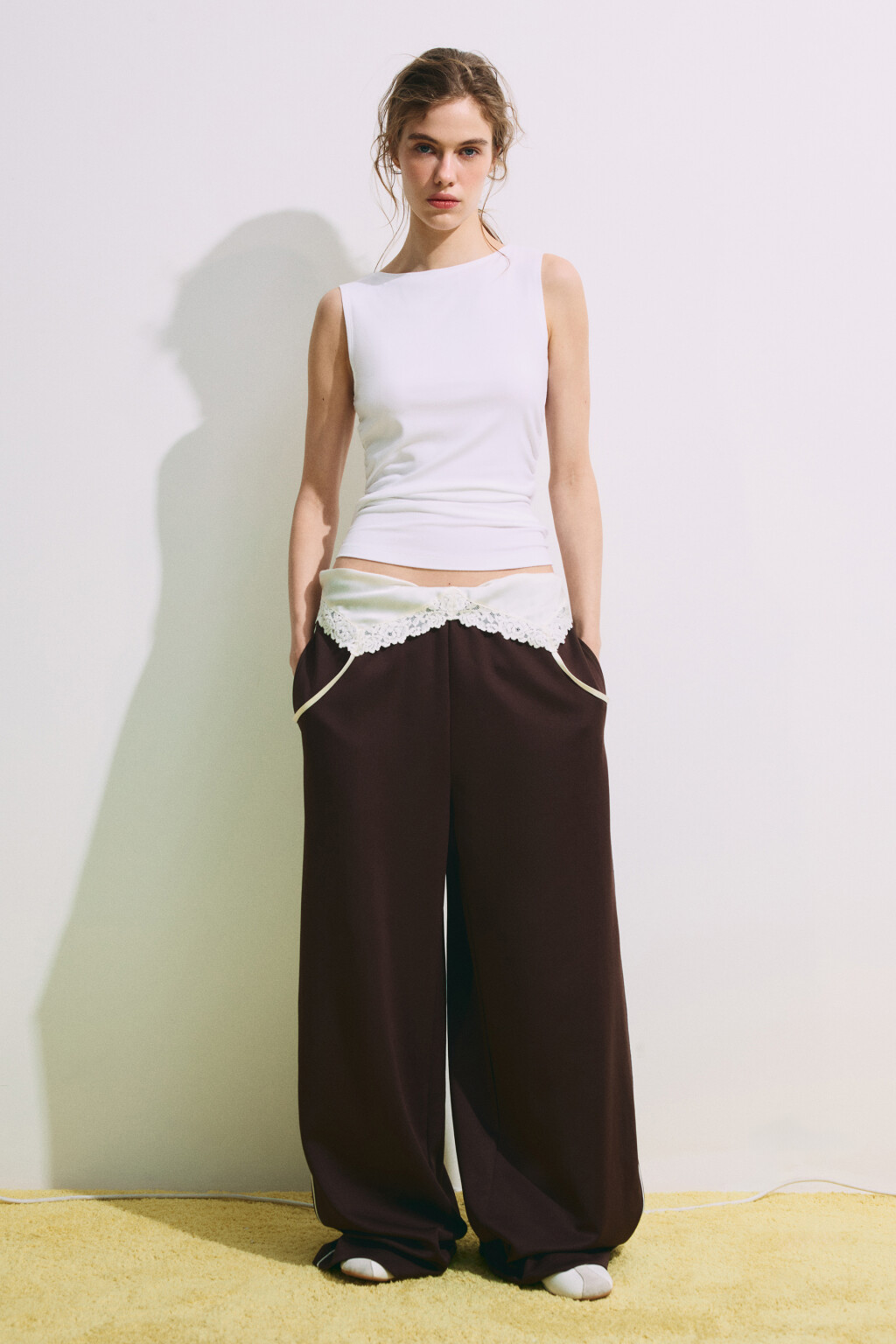 Майка облегающая с драпировками - цвет белый - 4