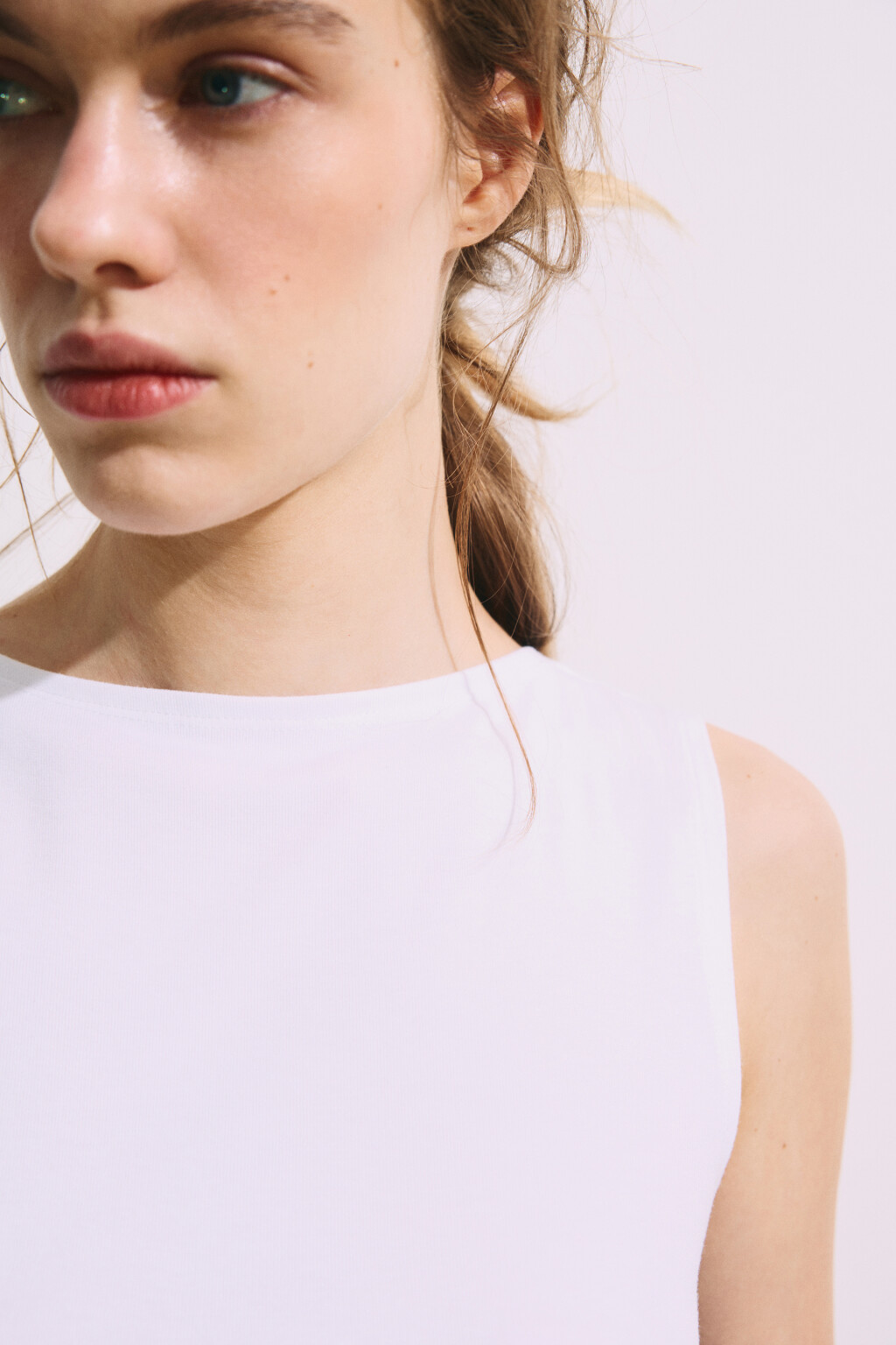 Майка облегающая с драпировками - цвет белый - 5