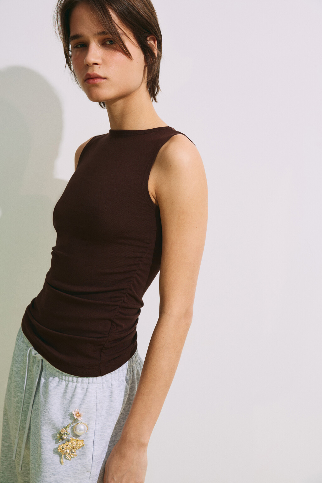 Майка облегающая с драпировками - цвет коричневый - 1