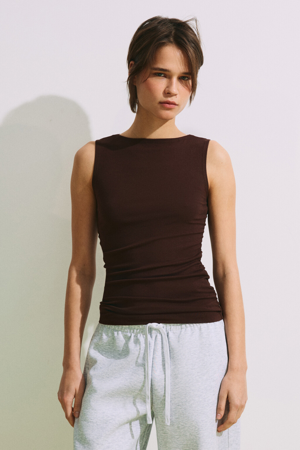 Майка облегающая с драпировками - цвет коричневый - 2