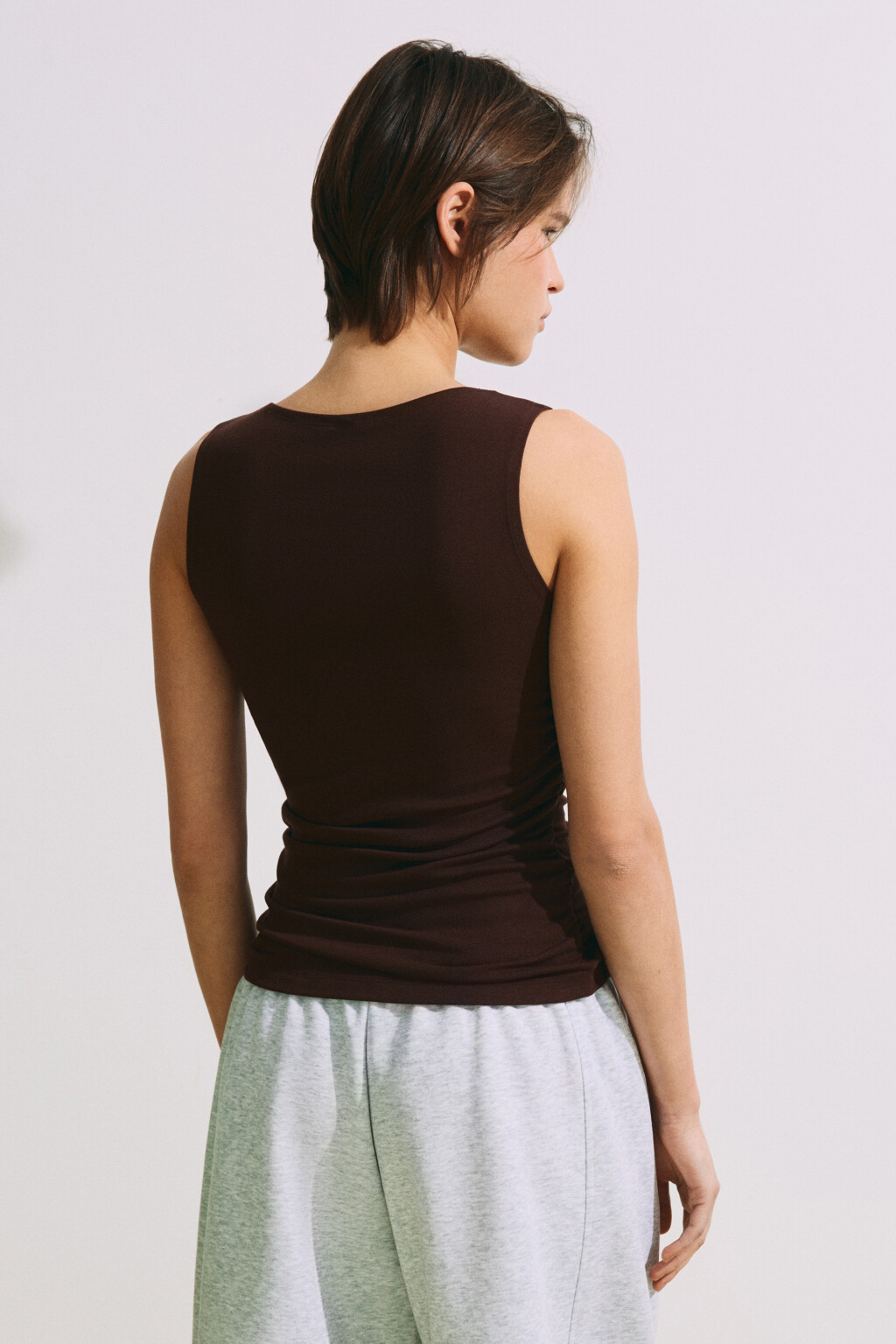 Майка облегающая с драпировками - цвет коричневый - 3