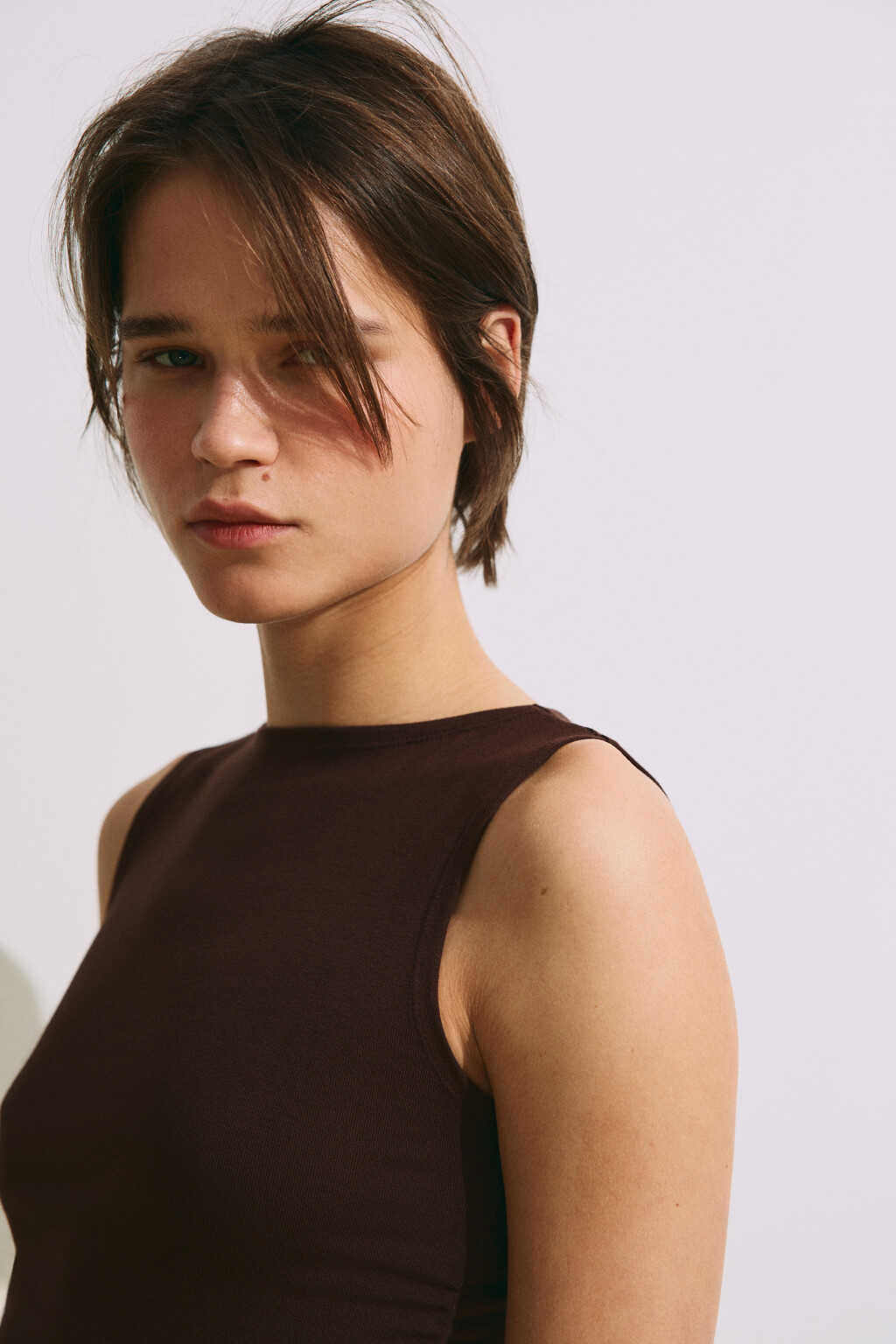 Майка облегающая с драпировками - цвет коричневый - 6