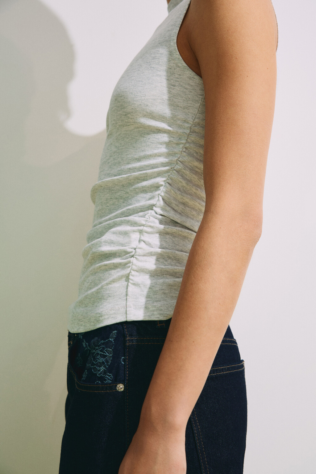 Майка облегающая с драпировками - цвет серый - 6