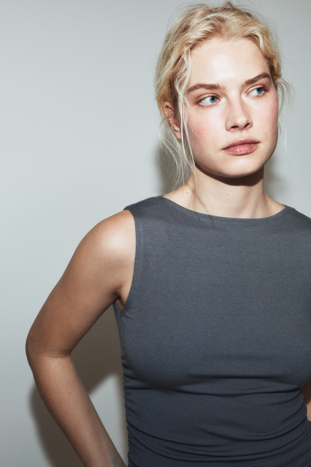 Майка облегающая с драпировками - цвет серый - 6