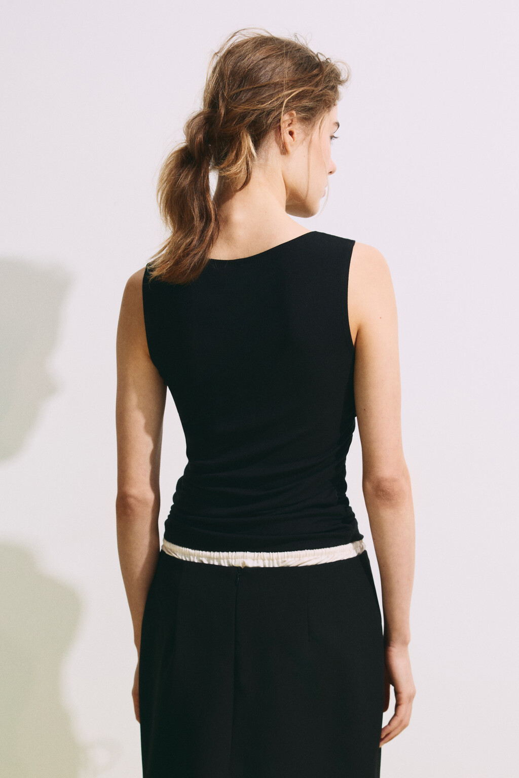 Майка облегающая с драпировками - цвет черный - 3