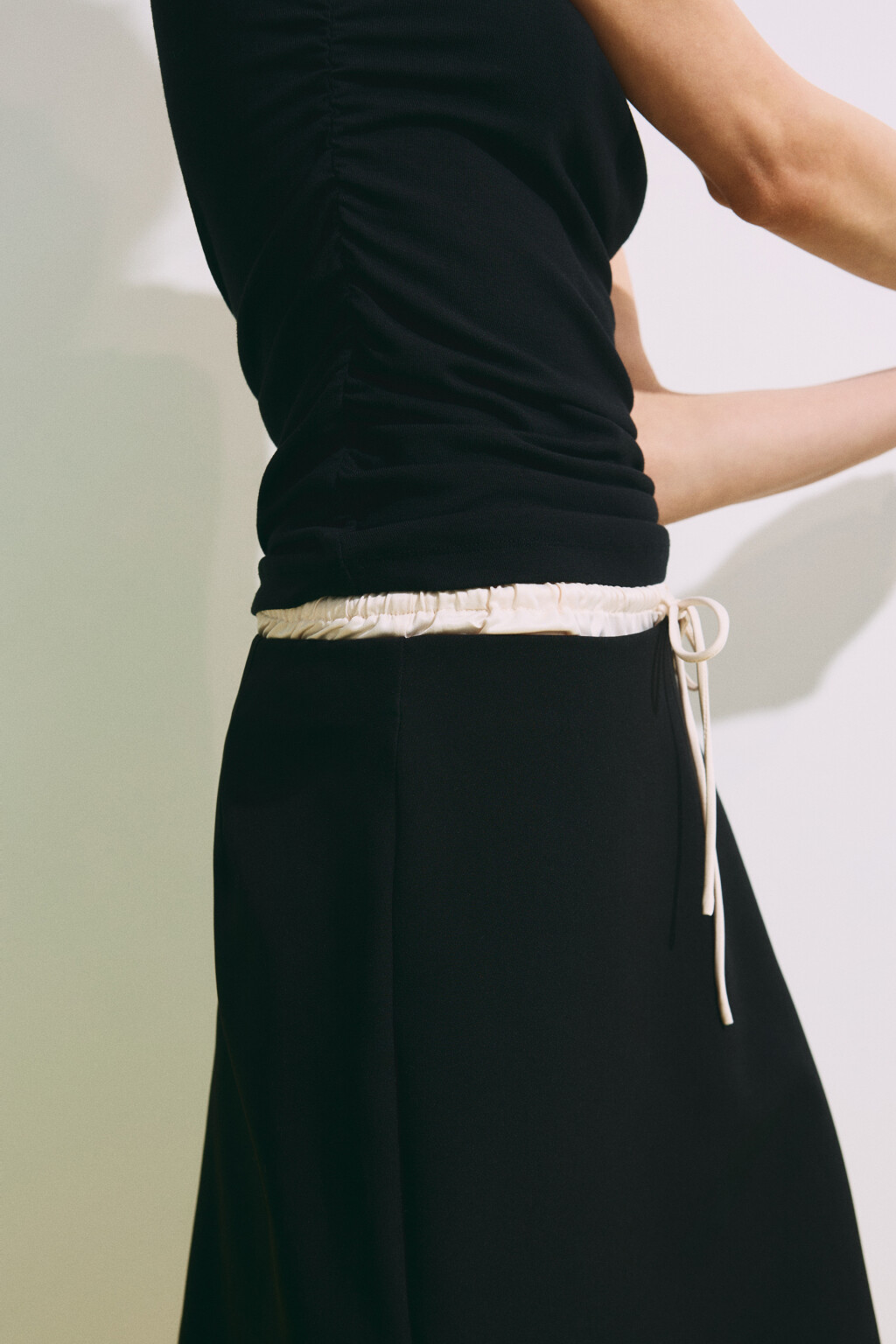 Майка облегающая с драпировками - цвет черный - 6