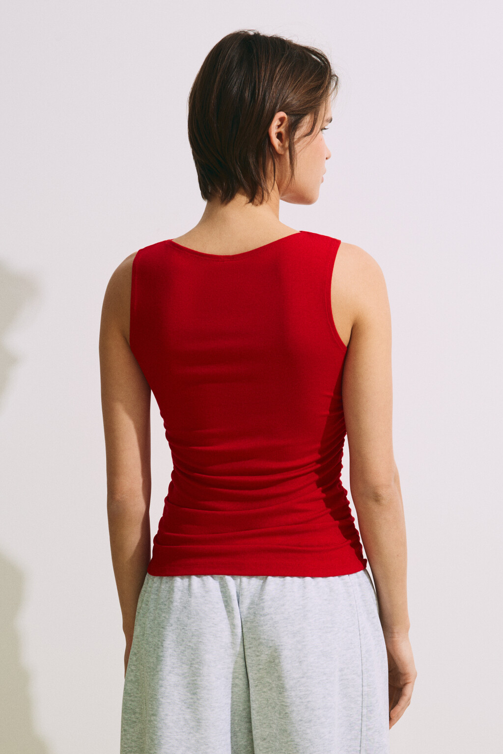 Майка облегающая с драпировками - цвет красный - 4