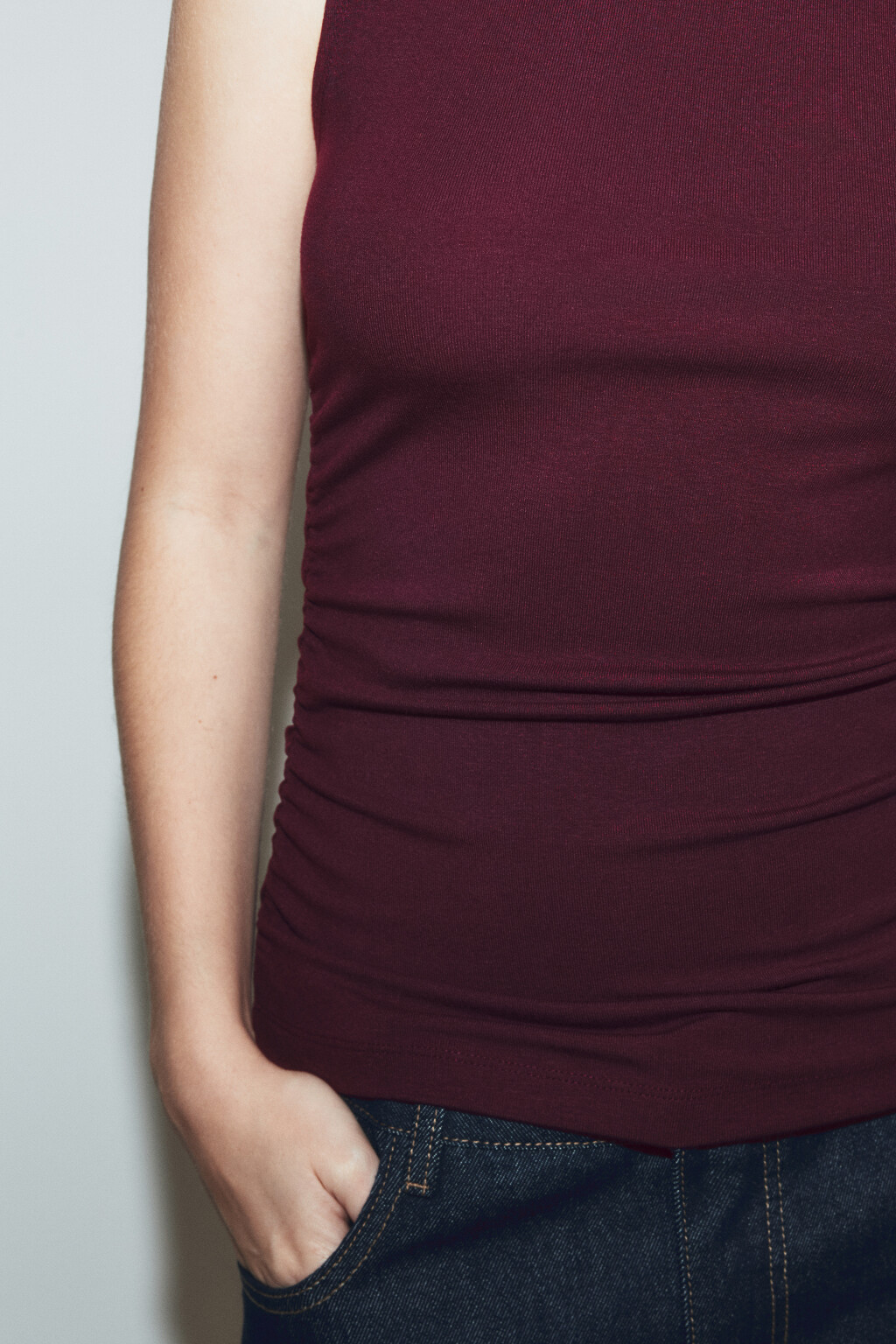 Майка облегающая с драпировками - цвет бордовый - 5