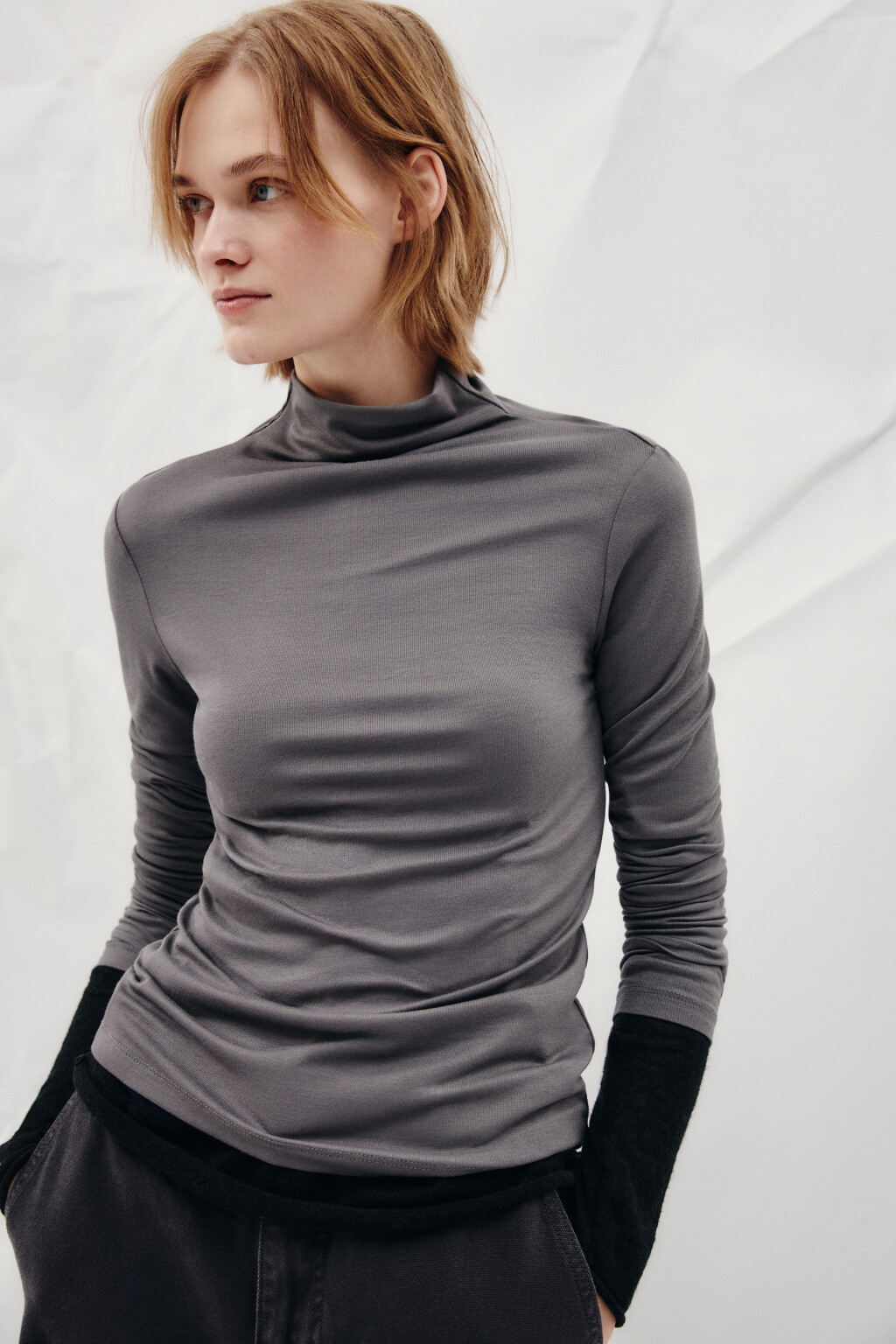 Лонгслив полуприлегающий с воротником-стойкой - цвет серый - 1