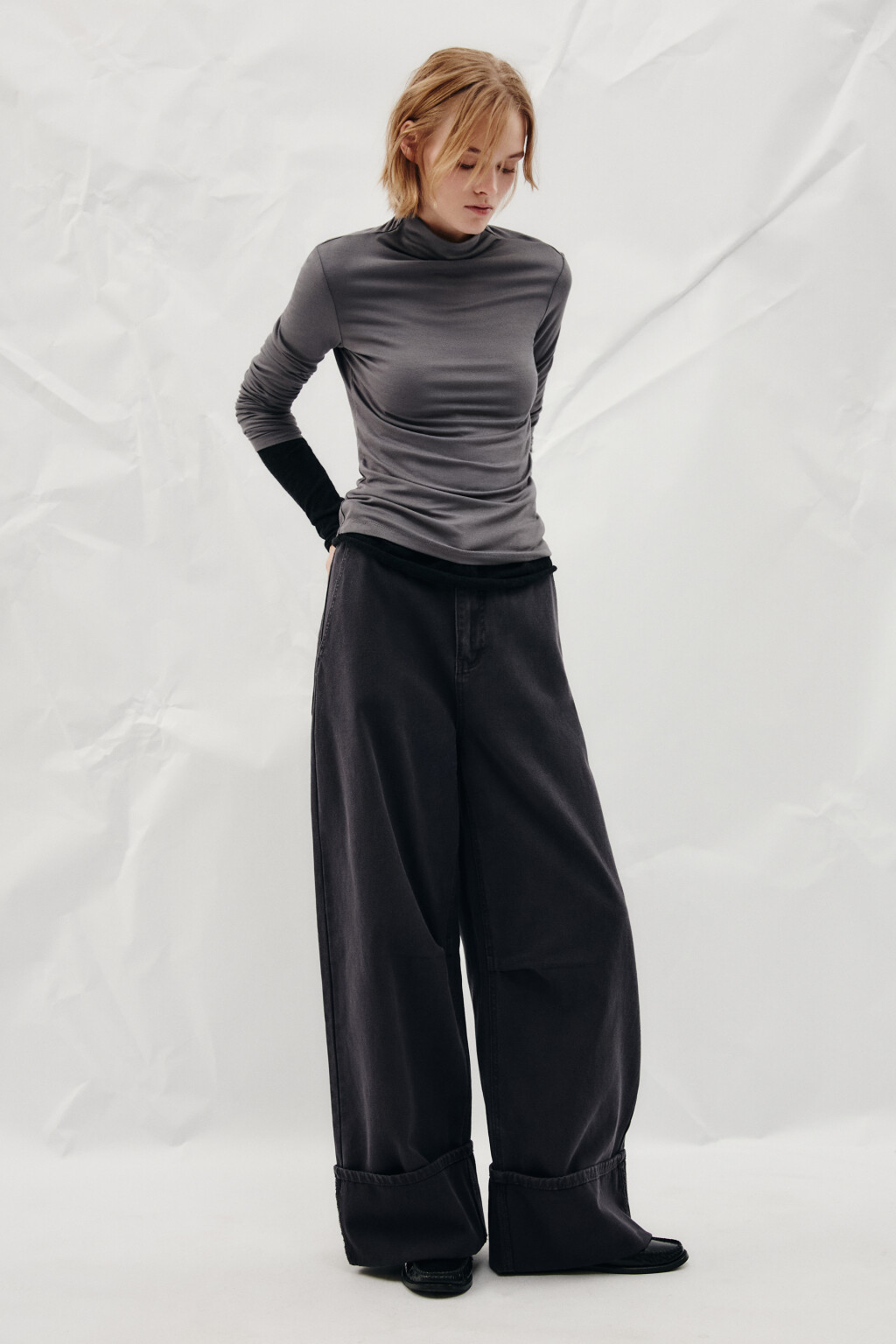 Лонгслив полуприлегающий с воротником-стойкой - цвет серый - 4