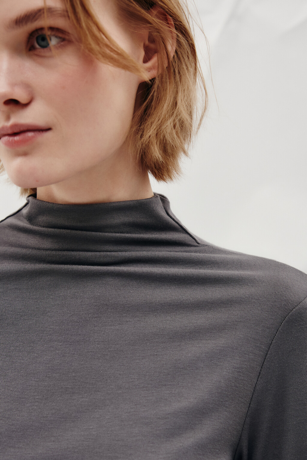 Лонгслив полуприлегающий с воротником-стойкой - цвет серый - 5