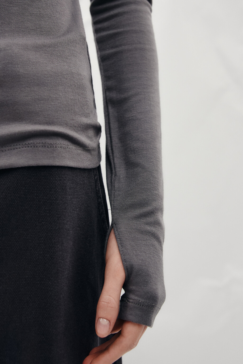 Лонгслив полуприлегающий с воротником-стойкой - цвет серый - 6