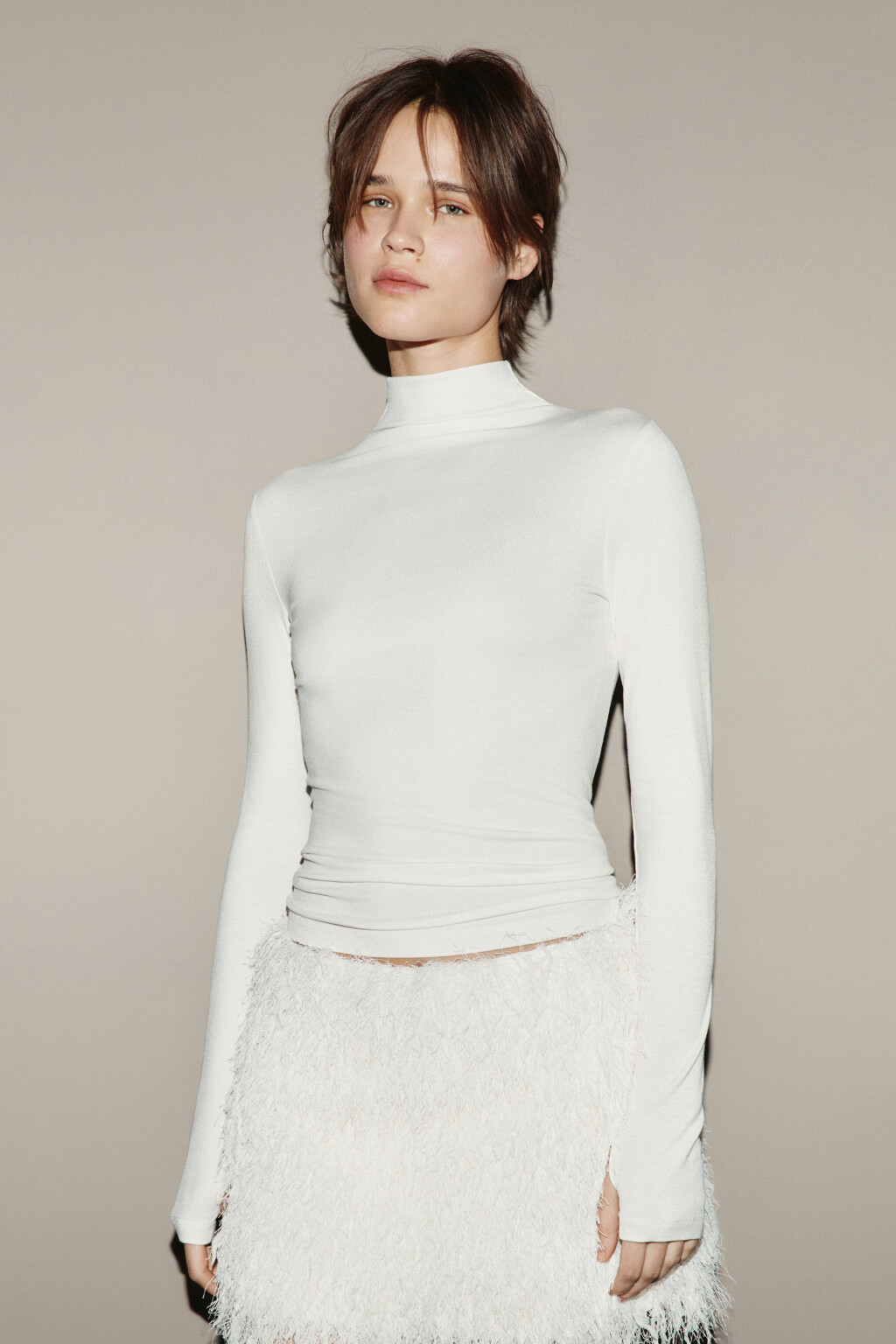 Лонгслив полуприлегающий с воротником-стойкой - цвет молочный - 2