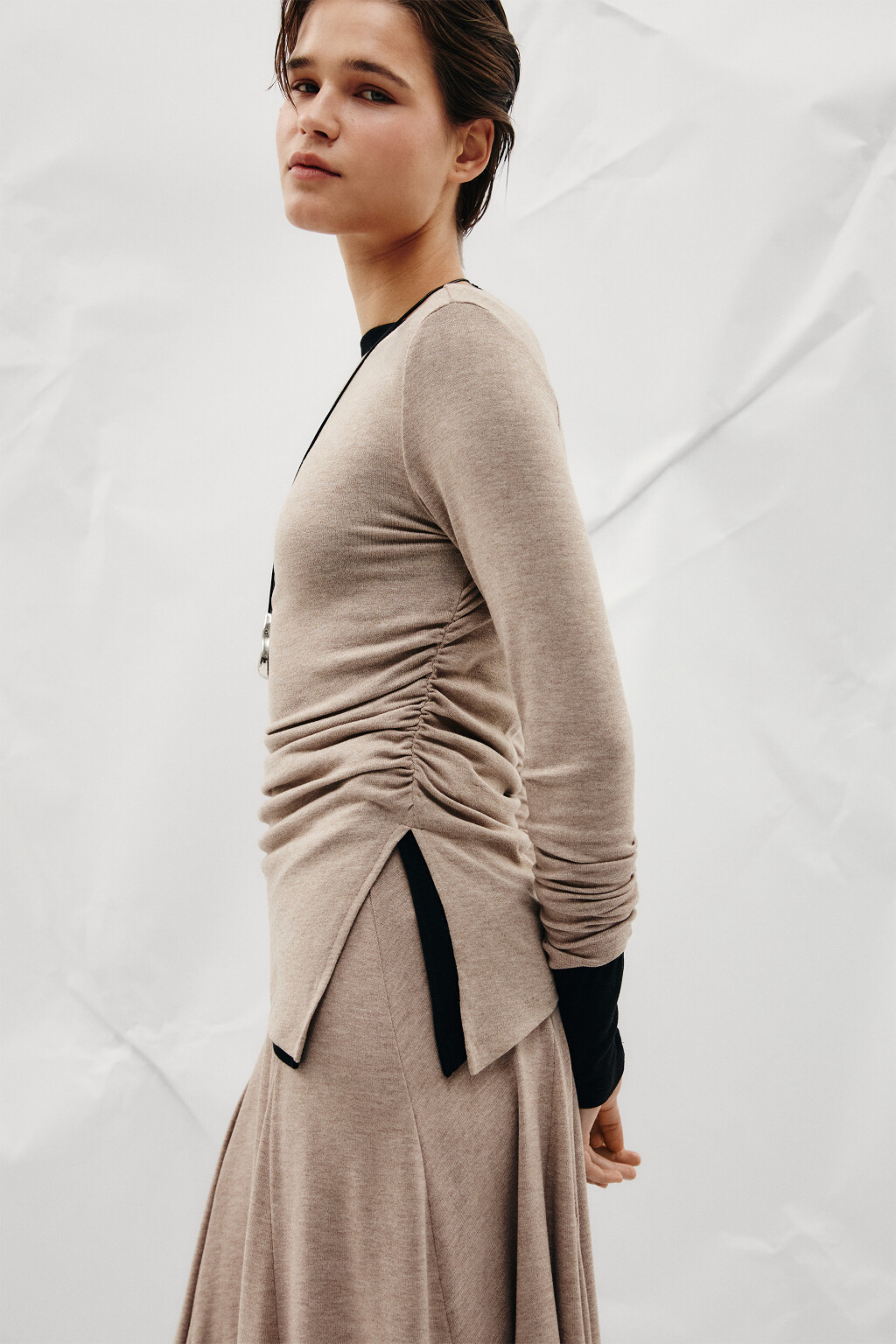 Лонгслив в рубчик с асимметричным низом - цвет бежевый - 2