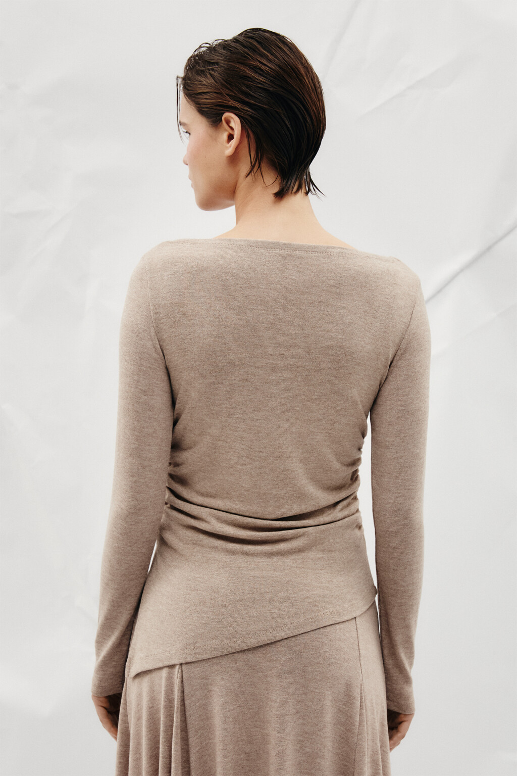 Лонгслив в рубчик с асимметричным низом - цвет бежевый - 4