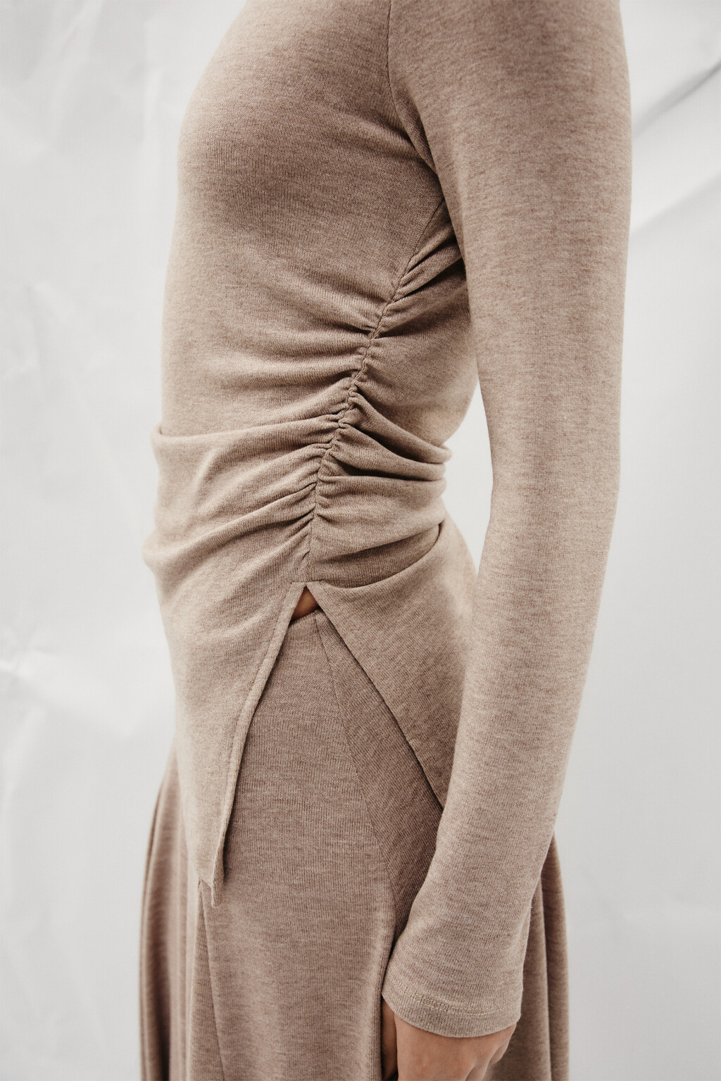 Лонгслив в рубчик с асимметричным низом - цвет бежевый - 6