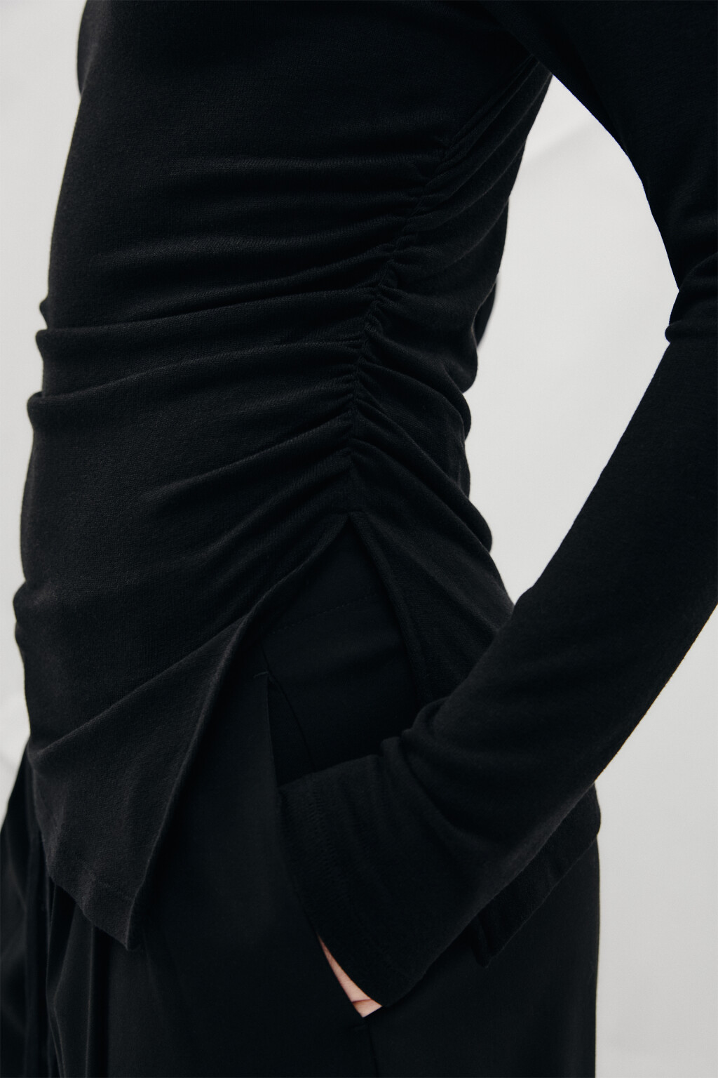 Лонгслив в рубчик с асимметричным низом - цвет черный - 6