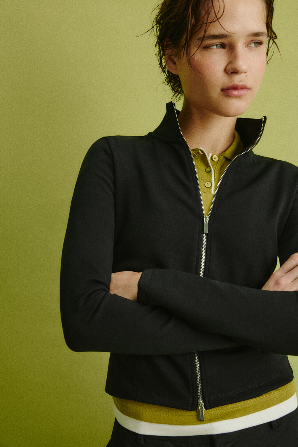 Лонгслив приталенный на молнии с воротником-стойкой - цвет черный - 2