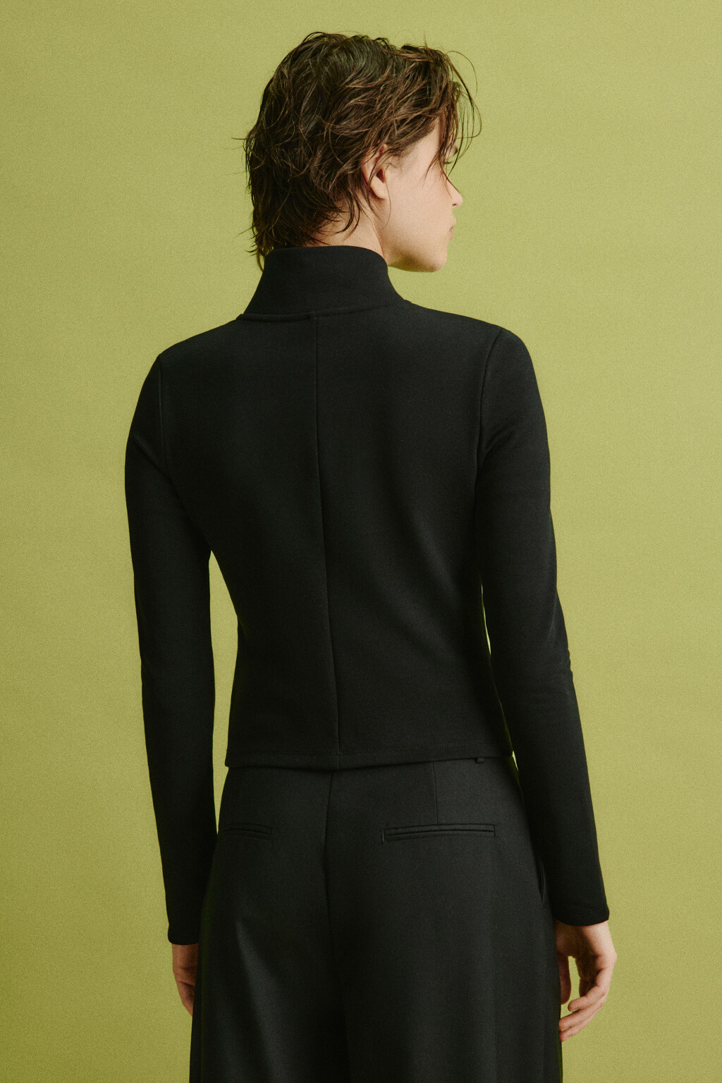 Лонгслив приталенный на молнии с воротником-стойкой - цвет черный - 4