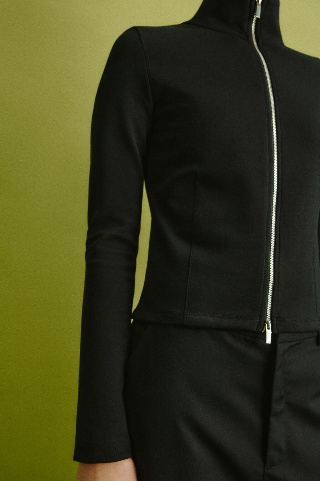 Лонгслив приталенный на молнии с воротником-стойкой - цвет черный - 6