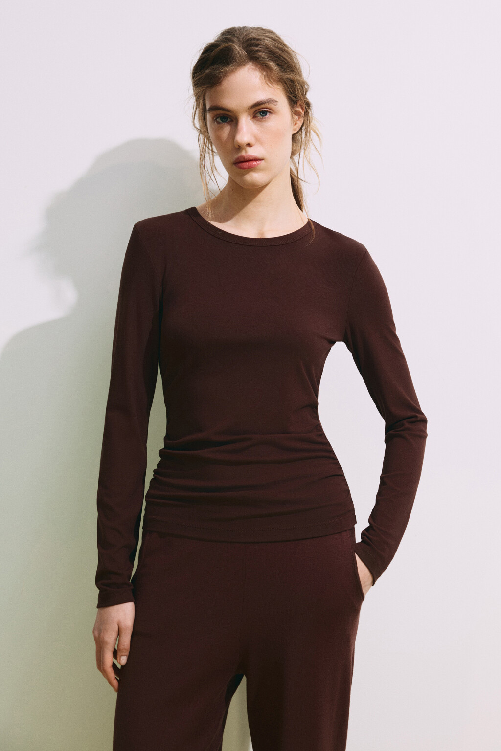 Лонгслив приталенный со сборками - цвет коричневый - 3