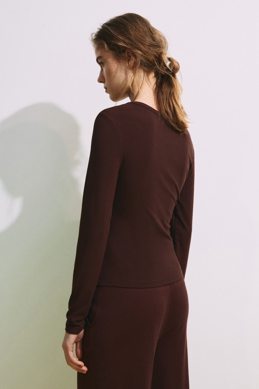 Лонгслив приталенный со сборками - цвет коричневый - 4