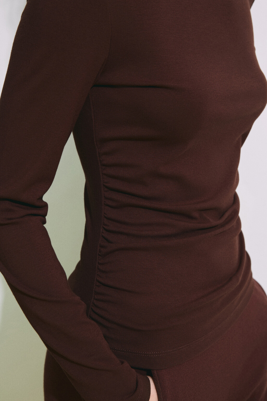 Лонгслив приталенный со сборками - цвет коричневый - 7