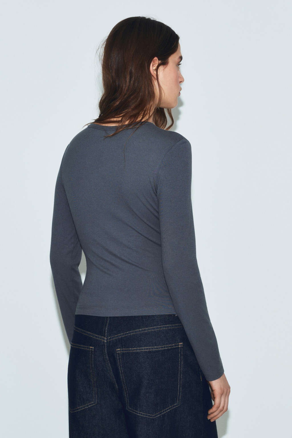 Лонгслив приталенный со сборками - цвет серый - 3