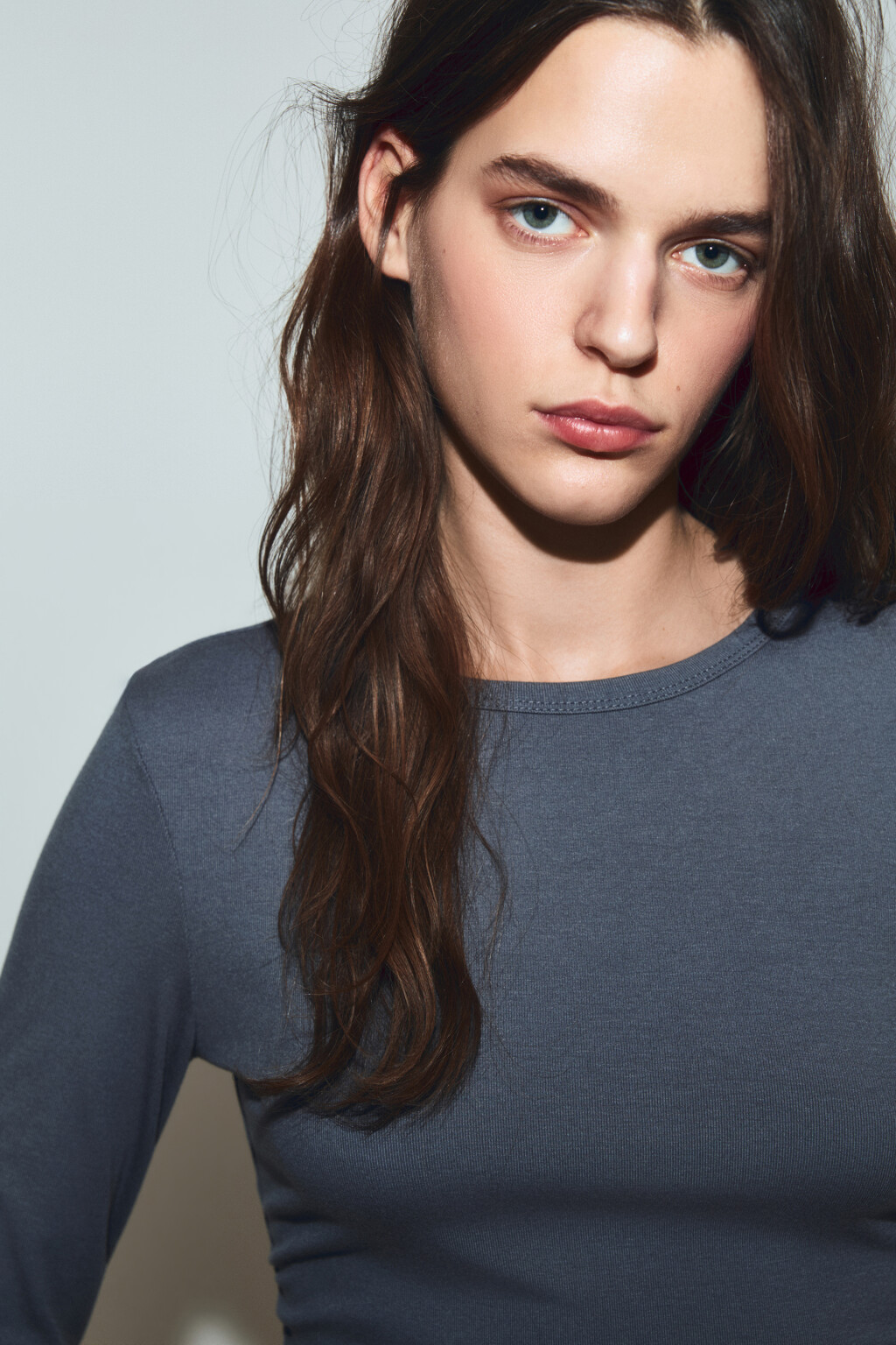 Лонгслив приталенный со сборками - цвет серый - 5