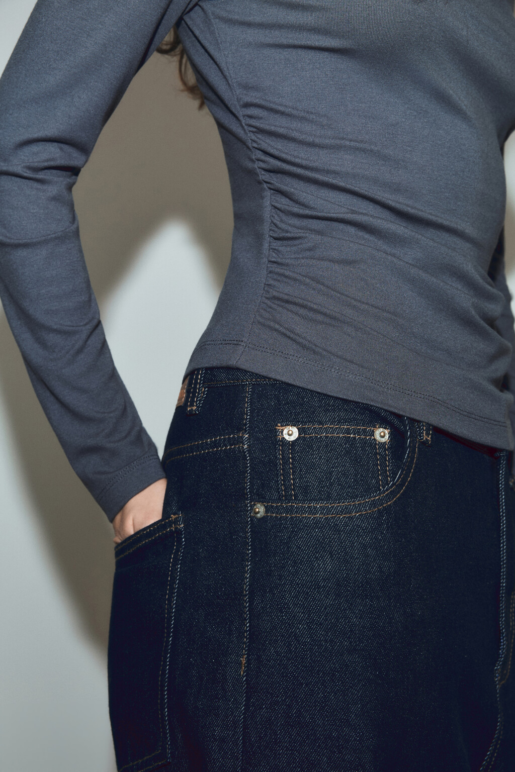 Лонгслив приталенный со сборками - цвет серый - 6