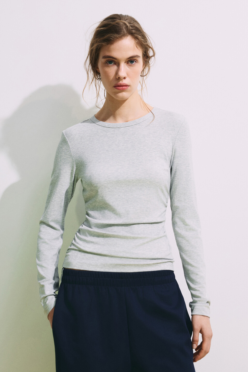 Лонгслив приталенный со сборками - цвет серый - 3