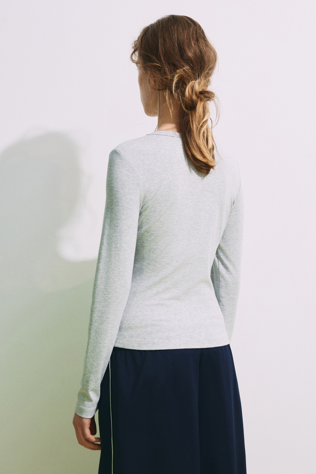 Лонгслив приталенный со сборками - цвет серый - 4