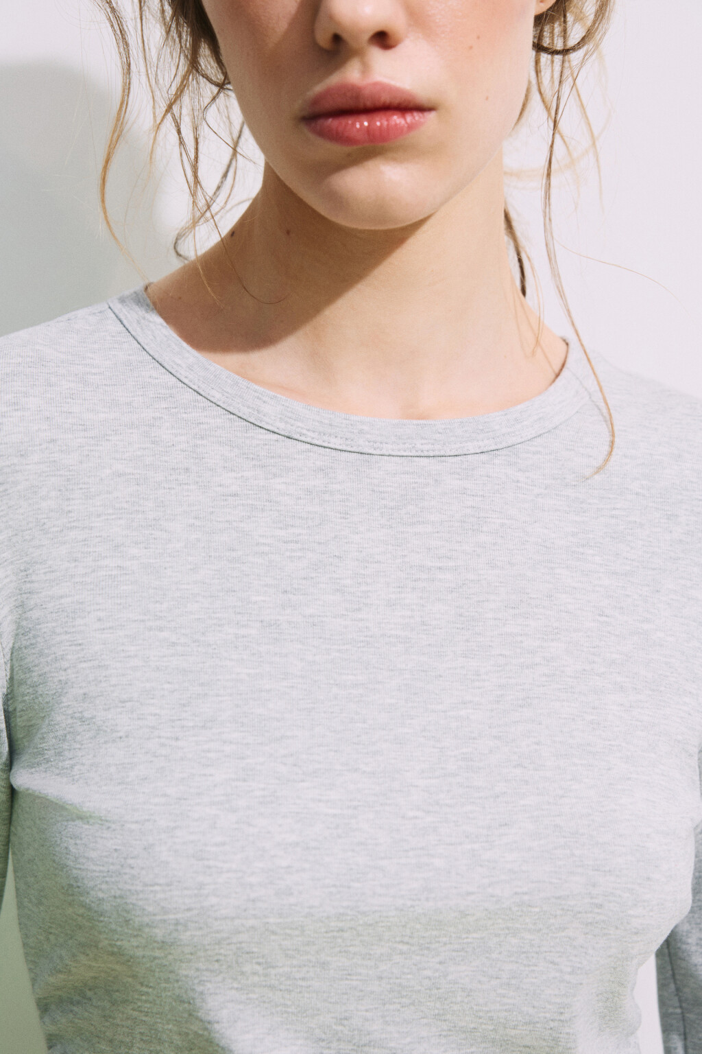 Лонгслив приталенный со сборками - цвет серый - 6