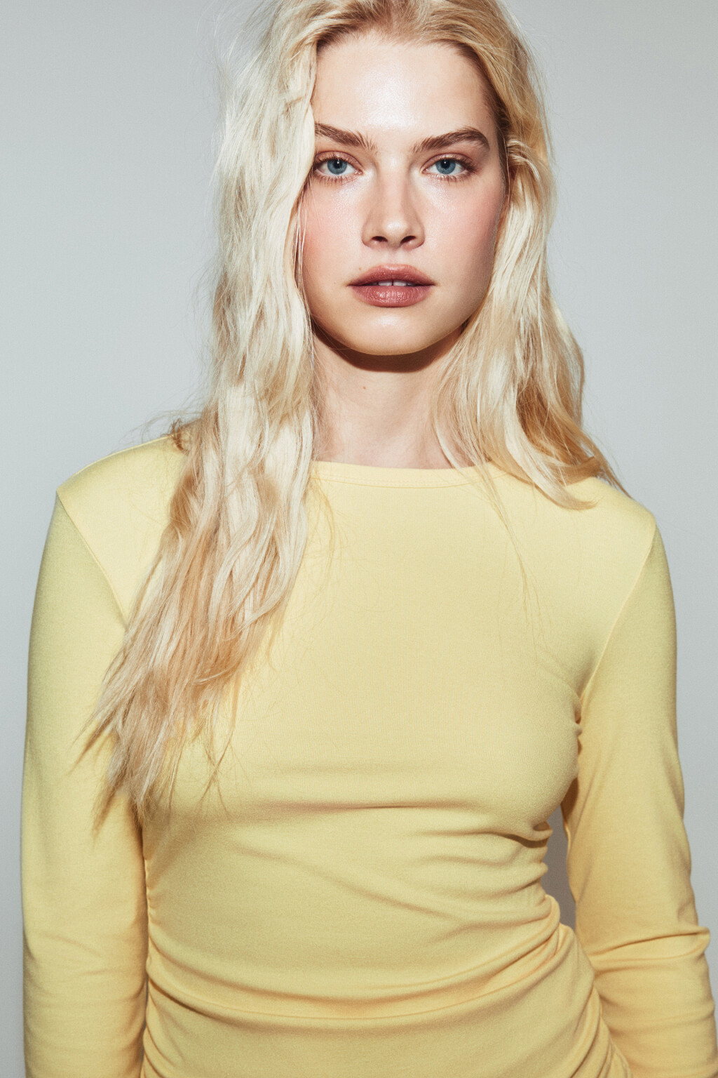 Лонгслив приталенный со сборками - цвет желтый - 6
