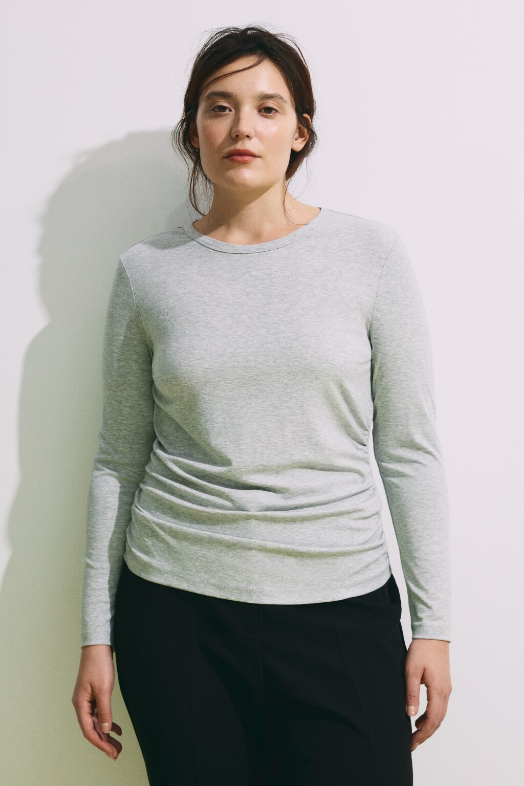 Лонгслив приталенный со сборками - цвет серый - 3