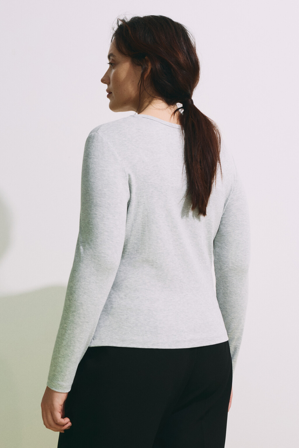 Лонгслив приталенный со сборками - цвет серый - 4