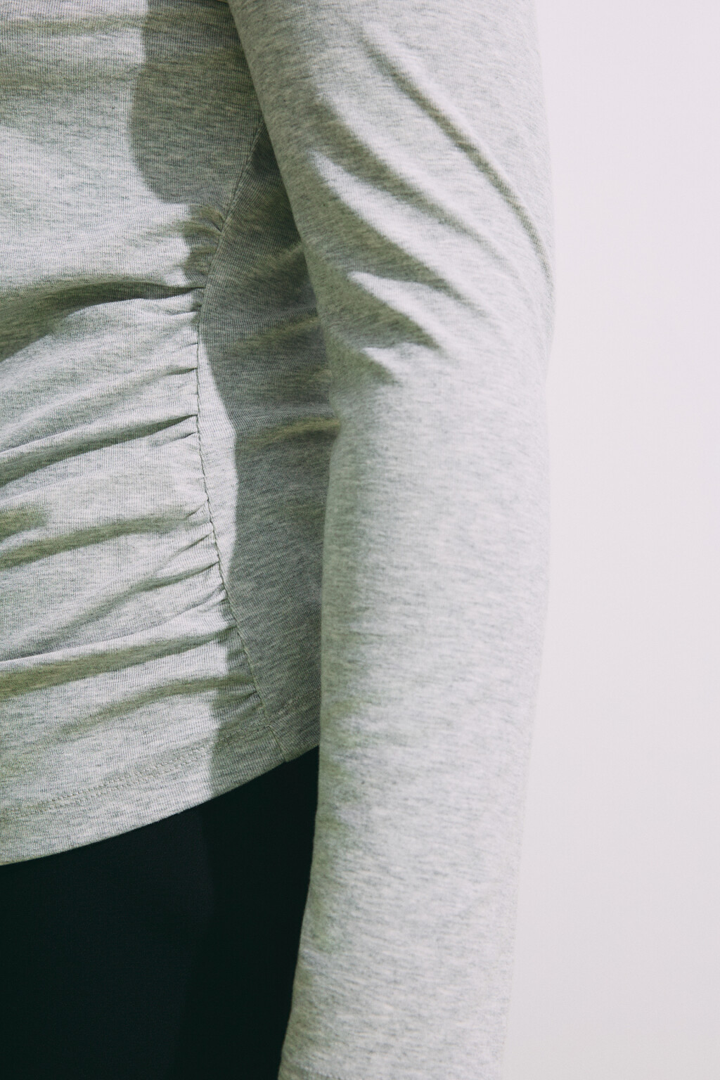 Лонгслив приталенный со сборками - цвет серый - 7